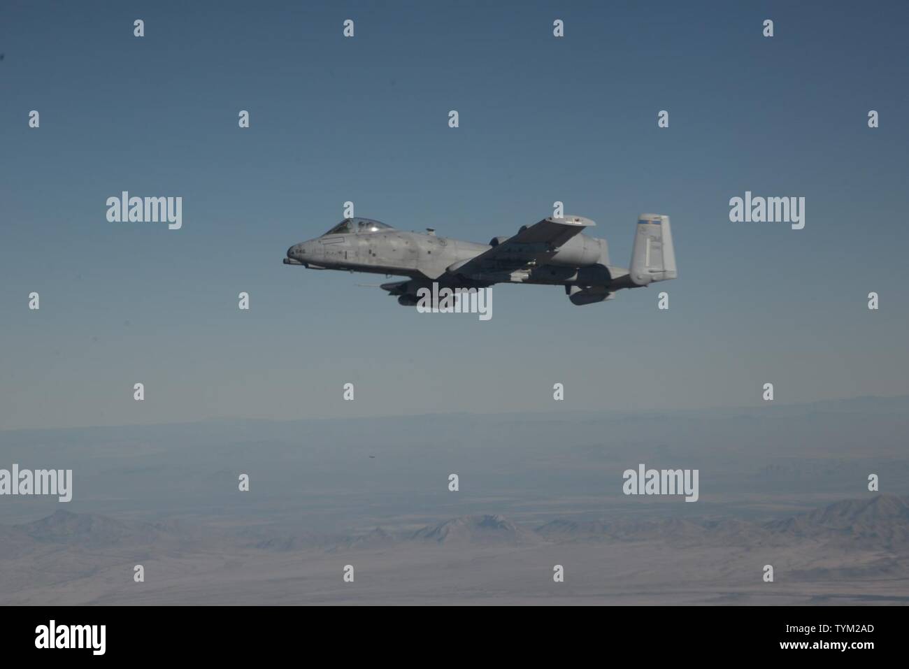 Un-10C Thunderbolt II assegnato a 354Fighter Squadron, Davis-Monthan Air Force Base, Ariz., vola sopra southeastern Ariz., durante la bandiera di Cactus esercizio nov. 15, 2016. Bandiera di Cactus è progettato per garantire la 355Fighter Wing disponibilità durante le distribuzioni e le normali operazioni. Foto Stock