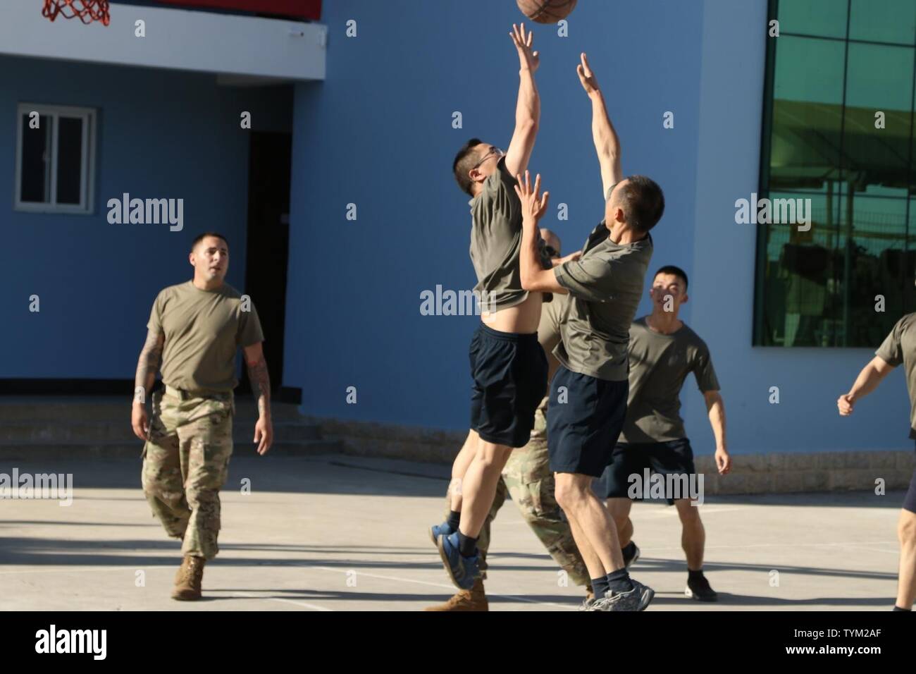 Popolare di Liberazione soldati dell esercito mirare in alto in un amichevole, sera gioco di basket con U.S. I soldati dell esercito da 130Engineer brigata, Teatro 8 Supporto, US Army pacifico, DURANTE GLI STATI UNITI-Cina disastro per la gestione di Exchange 2016, 15 novembre in Kunming, nella provincia dello Yunnan, Repubblica Popolare Cinese. L annuale esercito degli Stati Uniti del Pacifico (USARPAC) la cooperazione in materia di sicurezza evento con l'Esercito di Liberazione del Popolo (PLA) è un opportunità per condividere l'assistenza umanitaria/Disaster Relief lezioni apprese dal mondo reale eventi e migliorare gli Stati Uniti e il disastro cinese di funzionalità di gestione. Foto Stock