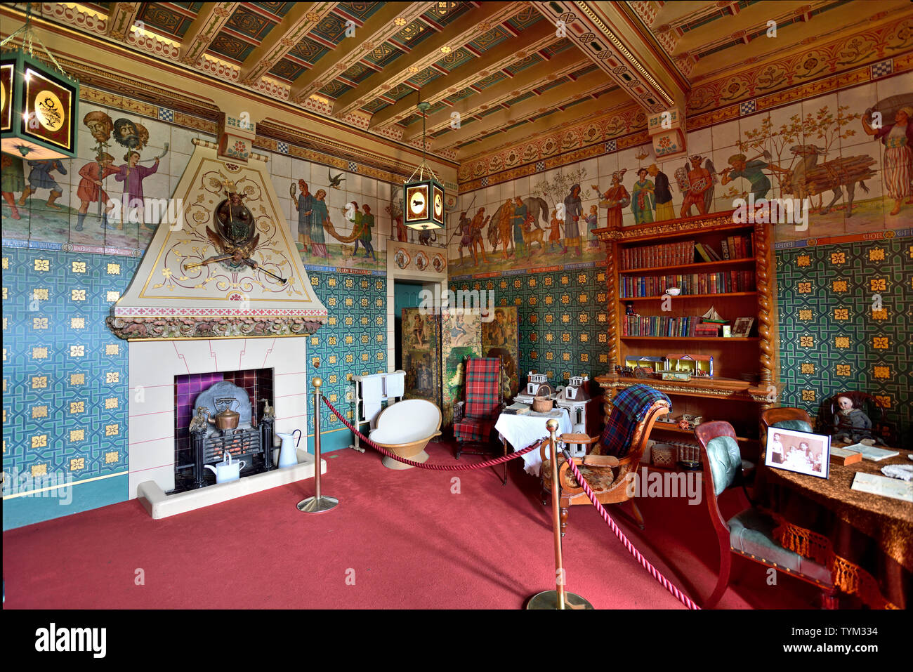 Asilo nido interno, camino con la figura di fama circondato da dipinto piastrelle murali di fiabe e storie avventurose, girato nel giugno 2019 Foto Stock
