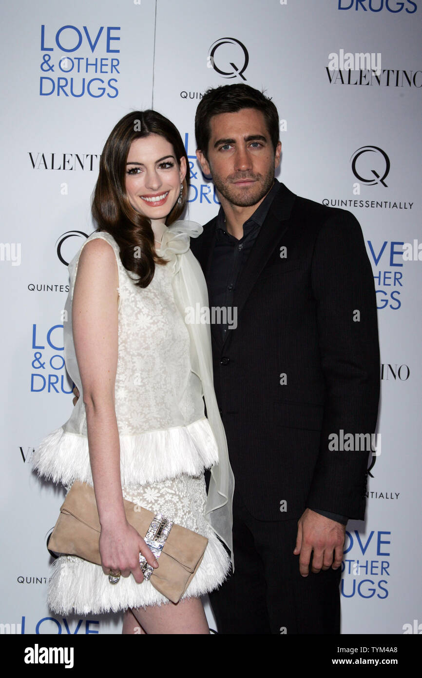 Anne Hathaway e Jake Gyllenhaal arrivare per la premiere di " Amore & altri farmaci' al Directors Guild of America Theatre di New York il 16 novembre 2010. UPI /Laura Cavanaugh Foto Stock