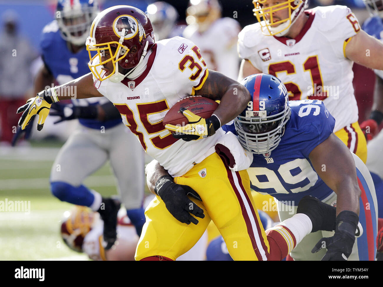 New York Giants Chris collocati tenta di affrontare Washington Redskins Keiland Williams (35) nel secondo trimestre al nuovo Meadowlands Stadium in settimana 13 della NFL in East Rutherford, New Jersey il 5 dicembre 2010. I Giganti sconfitti alle pellerosse 31-7. UPI /John Angelillo Foto Stock