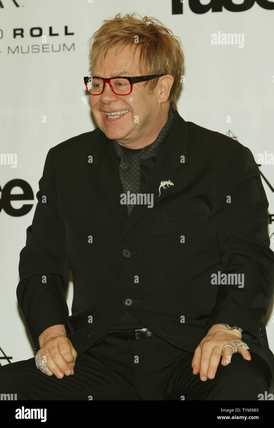 Elton John parla ai giornalisti alla Rock and Roll Hall of Fame cerimonia di induzione dove egli introdurrà inductee Leon Russell Al Waldorf-Astoria Hotel di New York il 14 marzo 2011. UPI foto/Monika graff ... Foto Stock