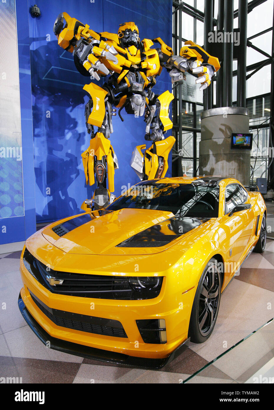 Chevrolet: Bumblebee auto, che saranno presentati nel film 'Transformers: Dark della luna,' viene visualizzata con una scultura di uno dei film di caratteri al New York International Auto Show tenutosi presso il Jacob Javits Center on April 20, 2011 in New York City. La Vettura annuale spettacolo offre sneak-peak anteprime del prossimo anno di modelli e concetto di veicoli. UPI/Monika Graff. Foto Stock