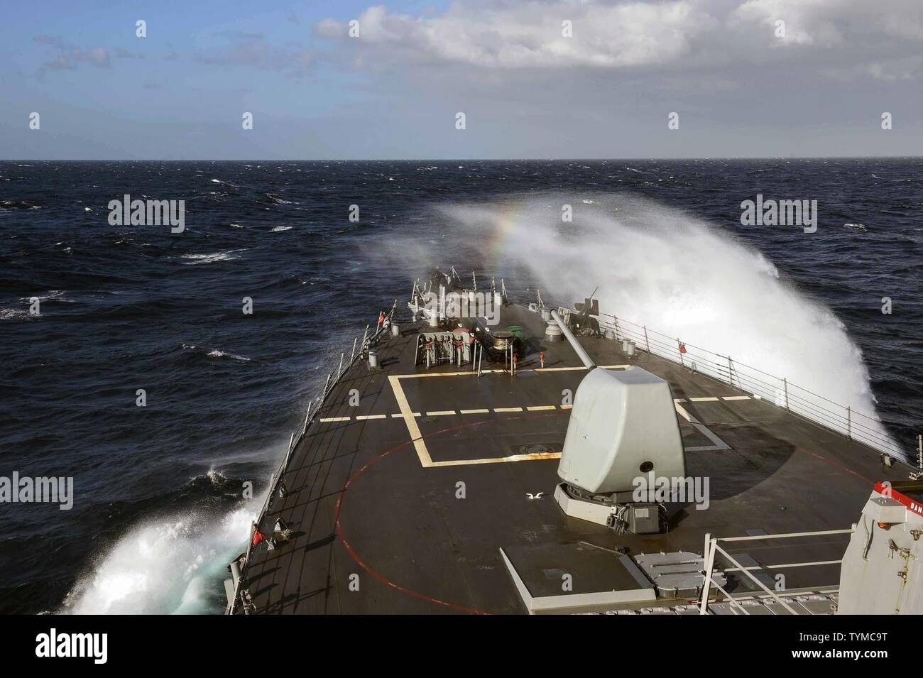 Mare Mediterraneo (nov. 16, 2016) USS Ross (DDG 71) transita il Mare Mediterraneo nov. 16, 2016. Ross, un Arleigh Burke-class guidato-missile distruttore, distribuita a Rota, Spagna, sta conducendo operazioni navali negli Stati Uniti Sesta flotta area di operazioni a sostegno degli Stati Uniti per gli interessi di sicurezza nazionali in Europa e in Africa. Foto Stock
