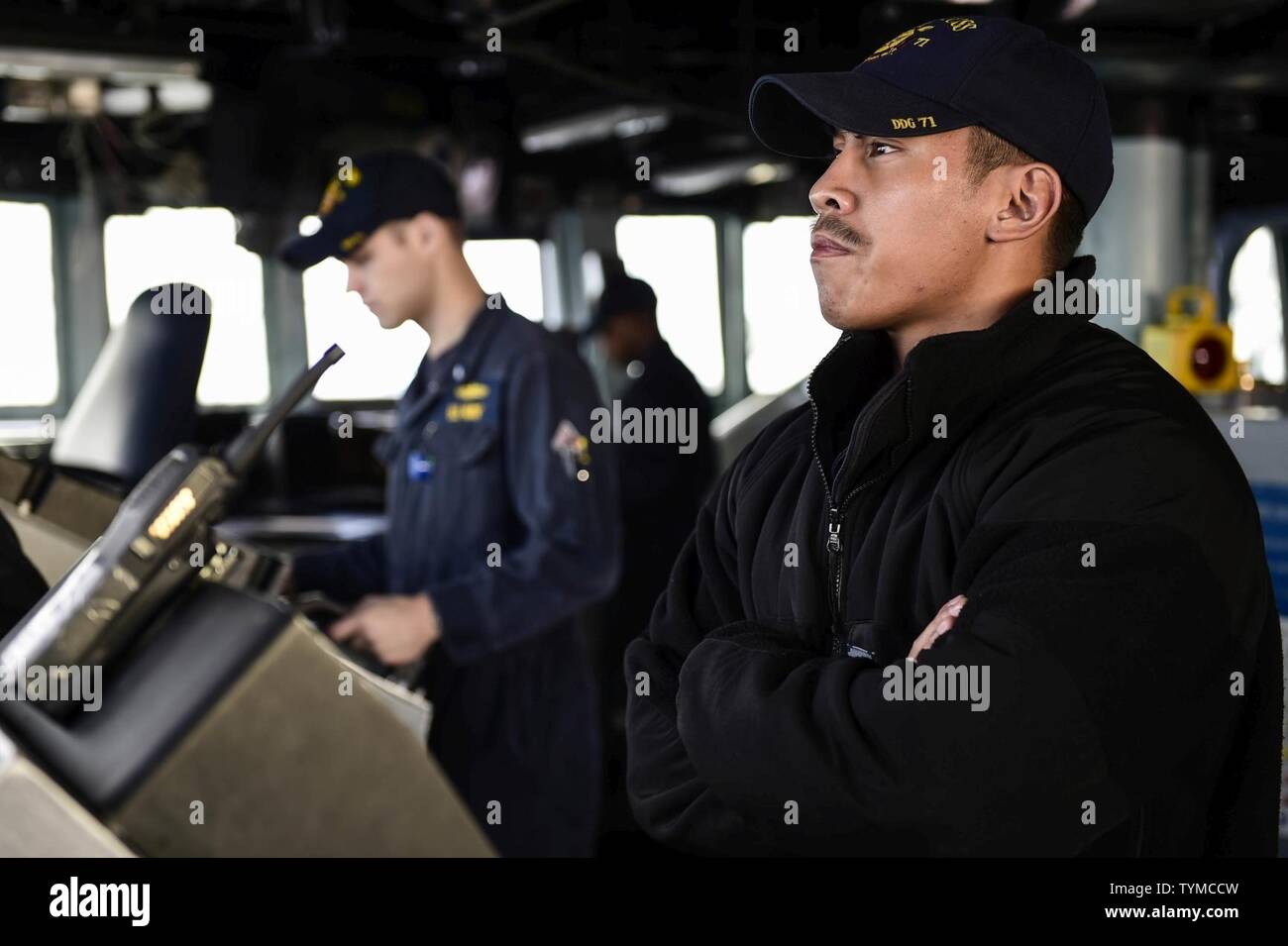 Mare (nov. 16, 2016) Tenente j.g. Marlowe Gonzales da Yokosuka, Giappone, sorge guarda sul ponte della USS Ross (DDG 71 nov. 16, 2016. Ross, un Arleigh Burke-class guidato-missile distruttore, distribuita a Rota, Spagna, sta conducendo operazioni navali negli Stati Uniti Sesta flotta area di operazioni a sostegno degli Stati Uniti per gli interessi di sicurezza nazionali in Europa e in Africa. Foto Stock