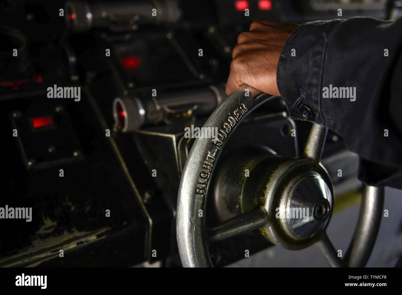 Mare (nov. 16, 2016) marinaio Ekow Eshun da Woodbrifge, Va., sorge guarda sul timone della USS Ross (DDG 71 nov. 16, 2016. Ross, un Arleigh Burke-class guidato-missile distruttore, distribuita a Rota, Spagna, sta conducendo operazioni navali negli Stati Uniti Sesta flotta area di operazioni a sostegno degli Stati Uniti per gli interessi di sicurezza nazionali in Europa e in Africa. Foto Stock