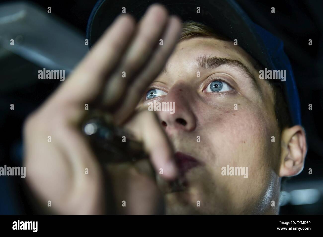 Mare Mediterraneo (nov. 16, 2016) Petty Officer di terza classe Bradley dai belligeranti Lompoc, California, tubi di chow a bordo della USS Ross (DDG 71). Ross, un Arleigh Burke-class guidato-missile distruttore, distribuita a Rota, Spagna, sta conducendo operazioni navali negli Stati Uniti Sesta flotta area di operazioni a sostegno degli Stati Uniti per gli interessi di sicurezza nazionali in Europa e in Africa. Foto Stock