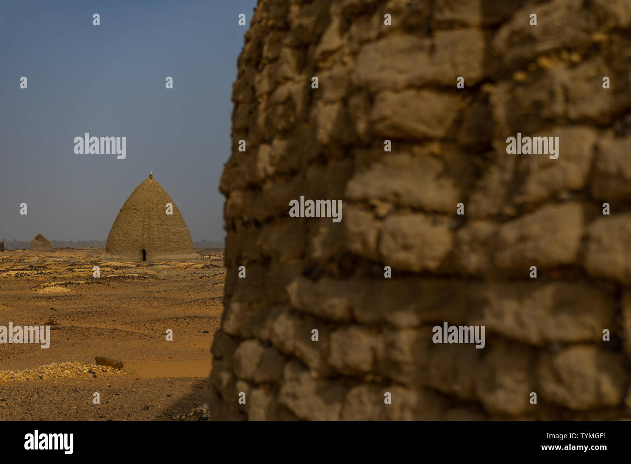 Tombe del vecchio cimitero di Dongola e tombe nel nord del deserto sudanese, Africa Foto Stock