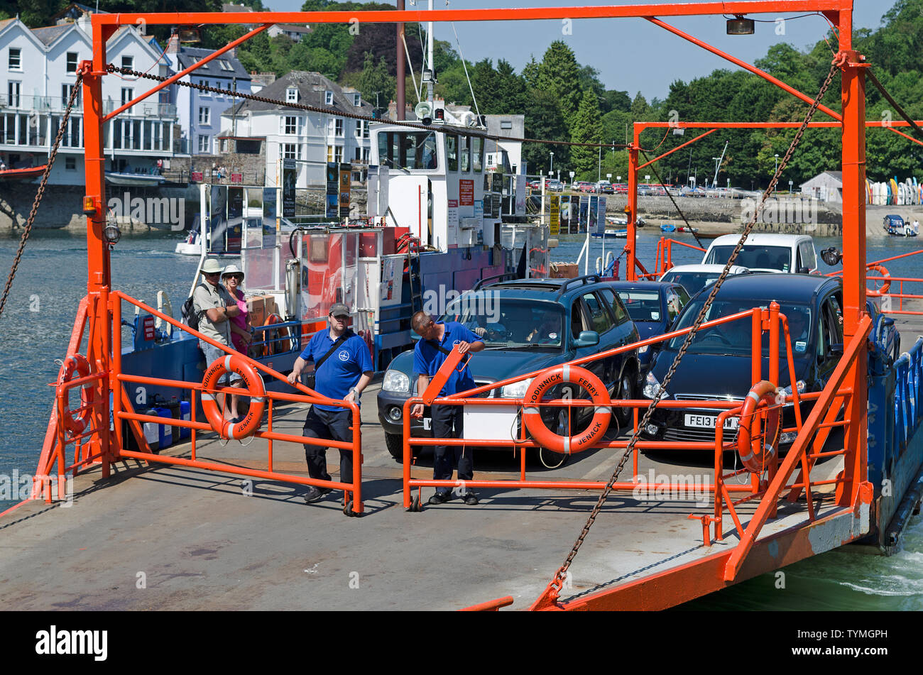 Operatori di aprire i cancelli di sicurezza sui fowey bodinnick ferry in Cornovaglia, Inghilterra, Regno Unito. Foto Stock