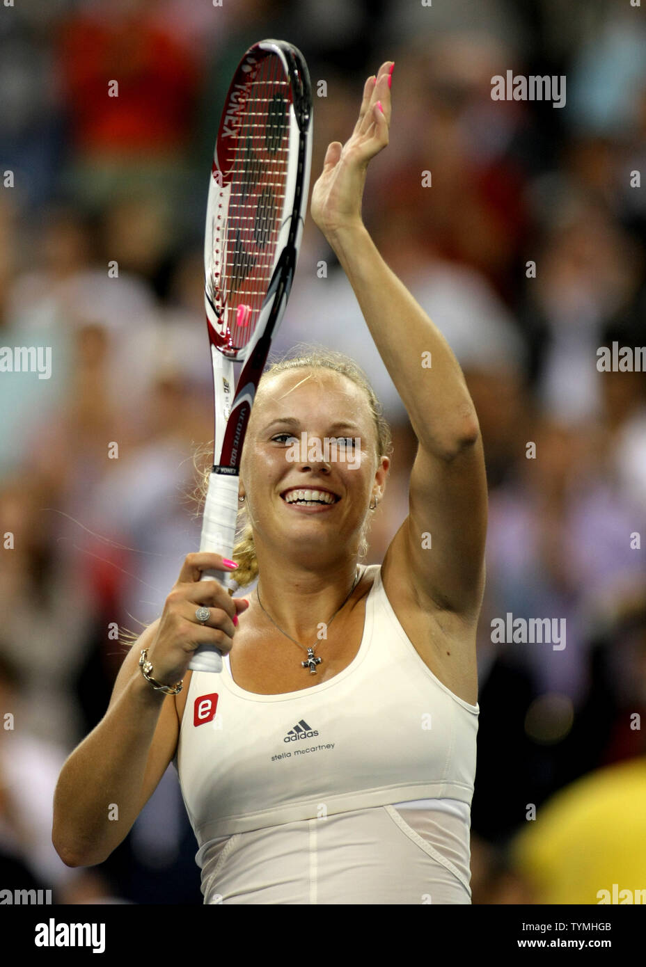 Caroline Wozniack della Danimarca, il primo seme, celebra la sua vittoria su Svetlana Kuznetsova della Russia, quindicesimo seme, nel quarto round azione presso la U.S. Aprire tenuto presso il National Tennis Center il 5 settembre 2011 a New York. Wozniacki ha vinto 6-7, 7-5, 6-1. UPI/Monika Graff Foto Stock