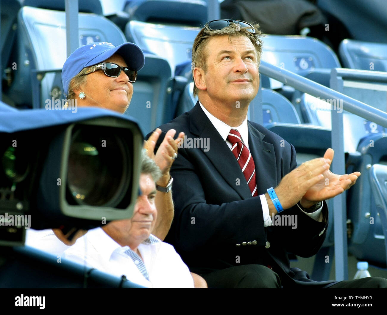 Alec Baldwin orologi Rafael Nadal di Spagna ad Andy Roddick, USA, giocare i loro quarti corrispondono a Stati Uniti Aprire tenuto presso il National Tennis Center il 9 settembre 2011 a New York. UPI/Monika Graff Foto Stock