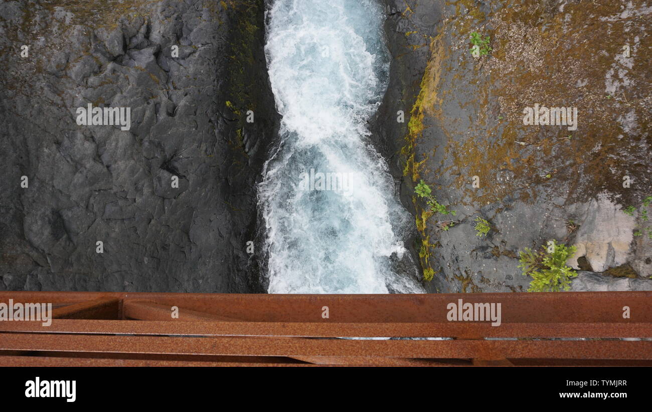 Mt. Sant Helens glacier fiume sotto il ponte Foto Stock