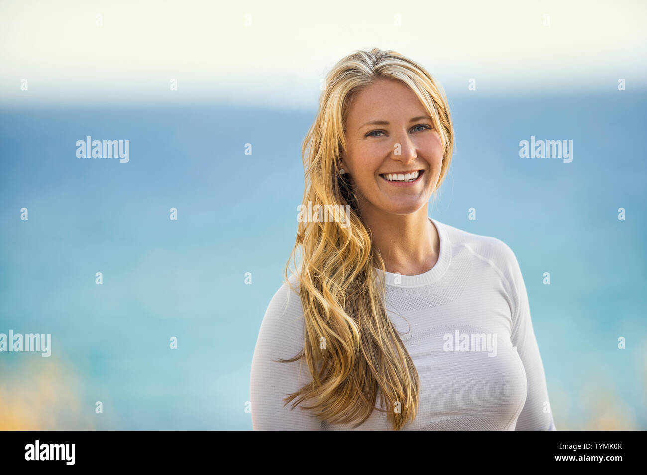 Ritratto di un sorridente giovane donna dal mare. Foto Stock
