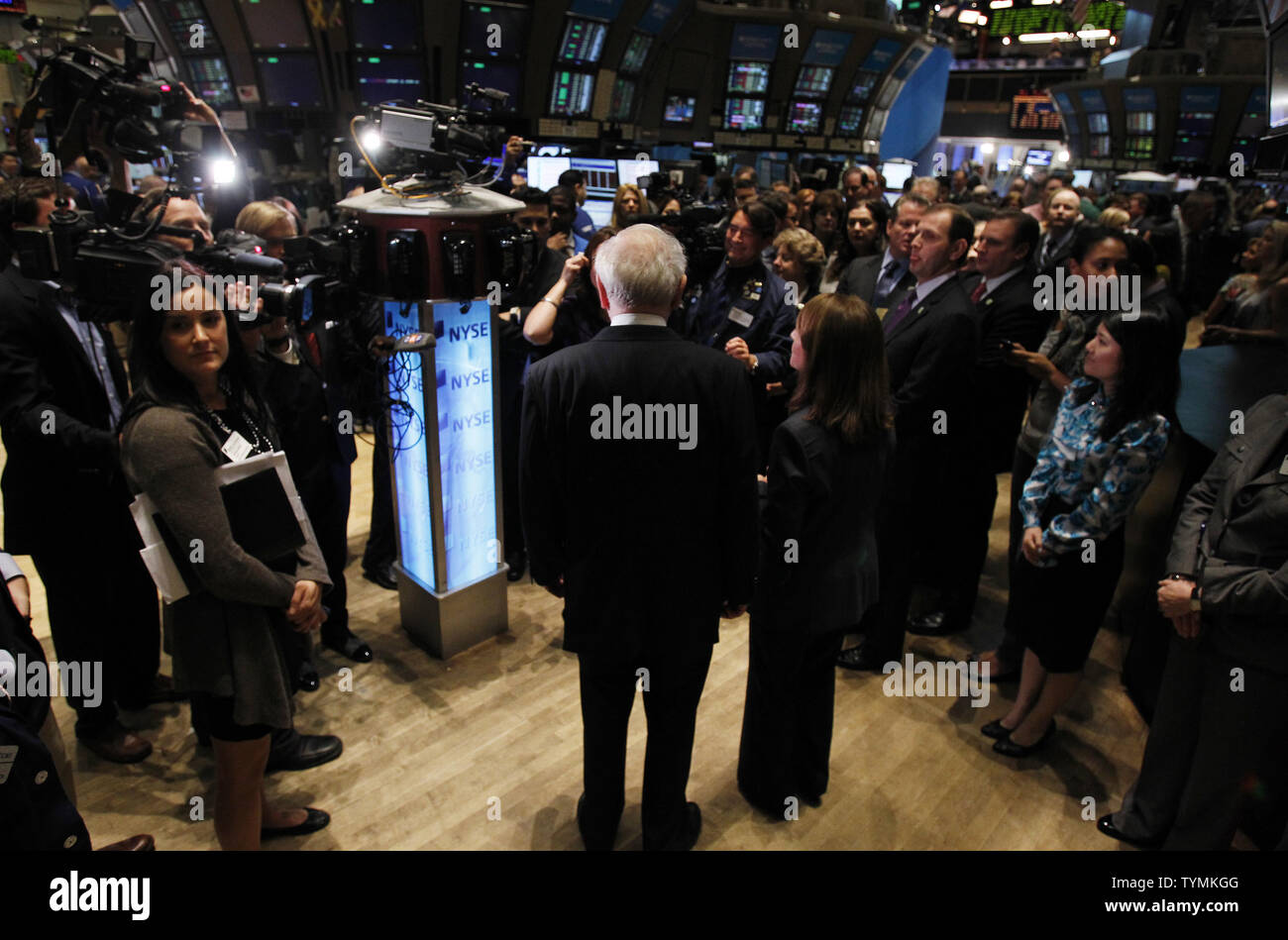 Berkshire Hathaway presidente E. Warren Buffett sorge sul pavimento del New York Stock Exchange dopo la campana di apertura a Wall Street a New York City il 30 settembre 2011. UPI/John Angelillo Foto Stock