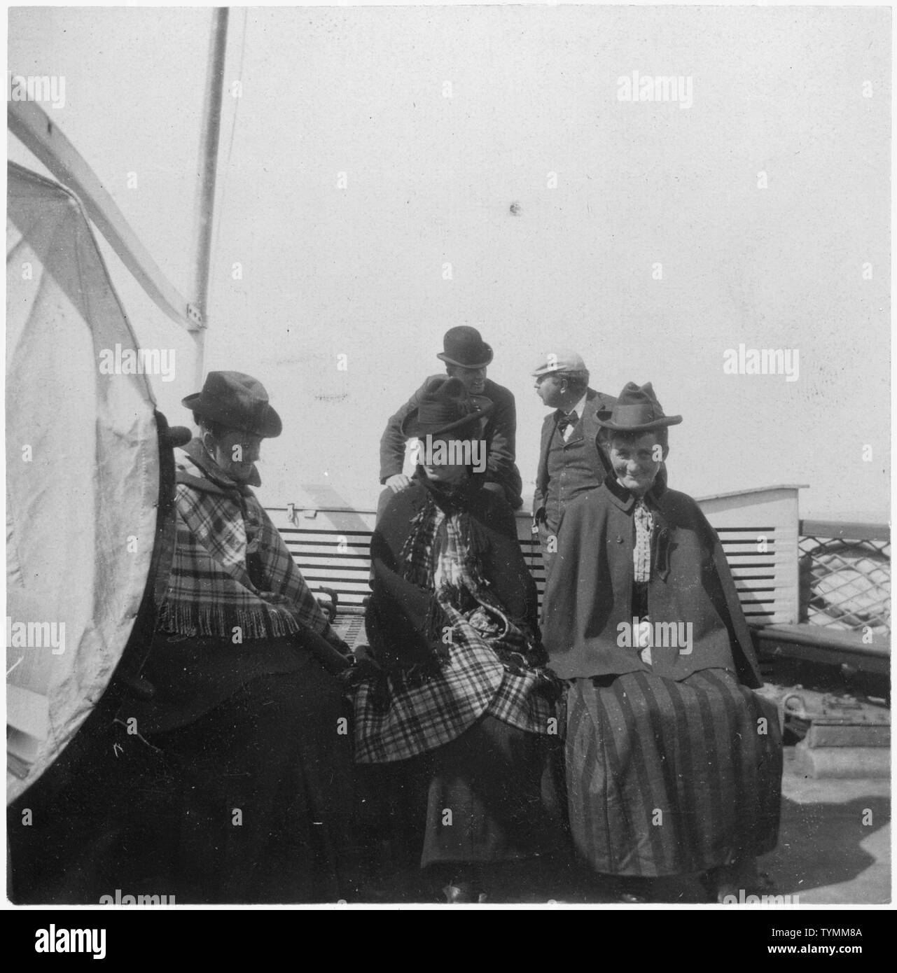 Tre uomini e due donne sul ponte della nave. Foto Stock Tre uomini e due donne sul ponte della nave. Foto Stock