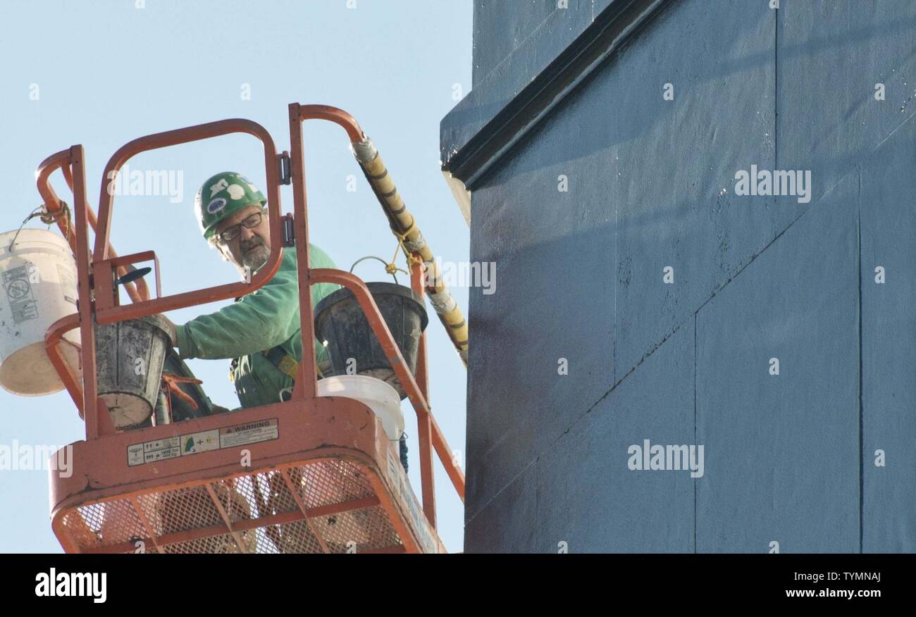 Giuseppe Scarfone, un restauro foreman con camino International Corporation, opere di preservare il nuovo Cape Henry Lighthouse in Virginia Beach, Virginia, nov. 16, 2016. Scarfone è un muratore dal commercio, ma gode di lavorare sui fari. Foto Stock