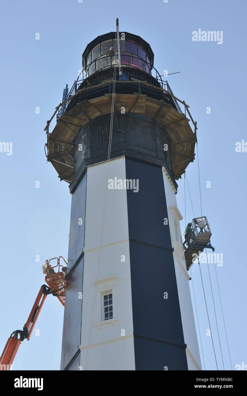 Gli equipaggi con camino International Corporation lavorare per mantenere il nuovo Cape Henry Lighthouse in Virginia Beach, Virginia, nov. 16, 2016. Gli Stati Uniti Coast Guard noleggiati ai contraenti di iniziare a lavorare nel maggio del 2016. Foto Stock