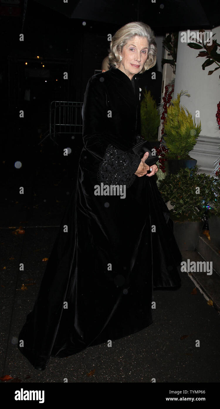 Nancy Kissinger assiste la regina Sofia Istituto Spagnolo 2011 Medaglia d Oro di Gala in New York il 29 novembre 2011. L'Istituto della Medaglia d'oro è attribuito annualmente per gli americani e gli spagnoli in riconoscimento dei loro contributi per il miglioramento delle relazioni tra gli Stati Uniti e la Spagna. UPI/Kelly Giordania Foto Stock