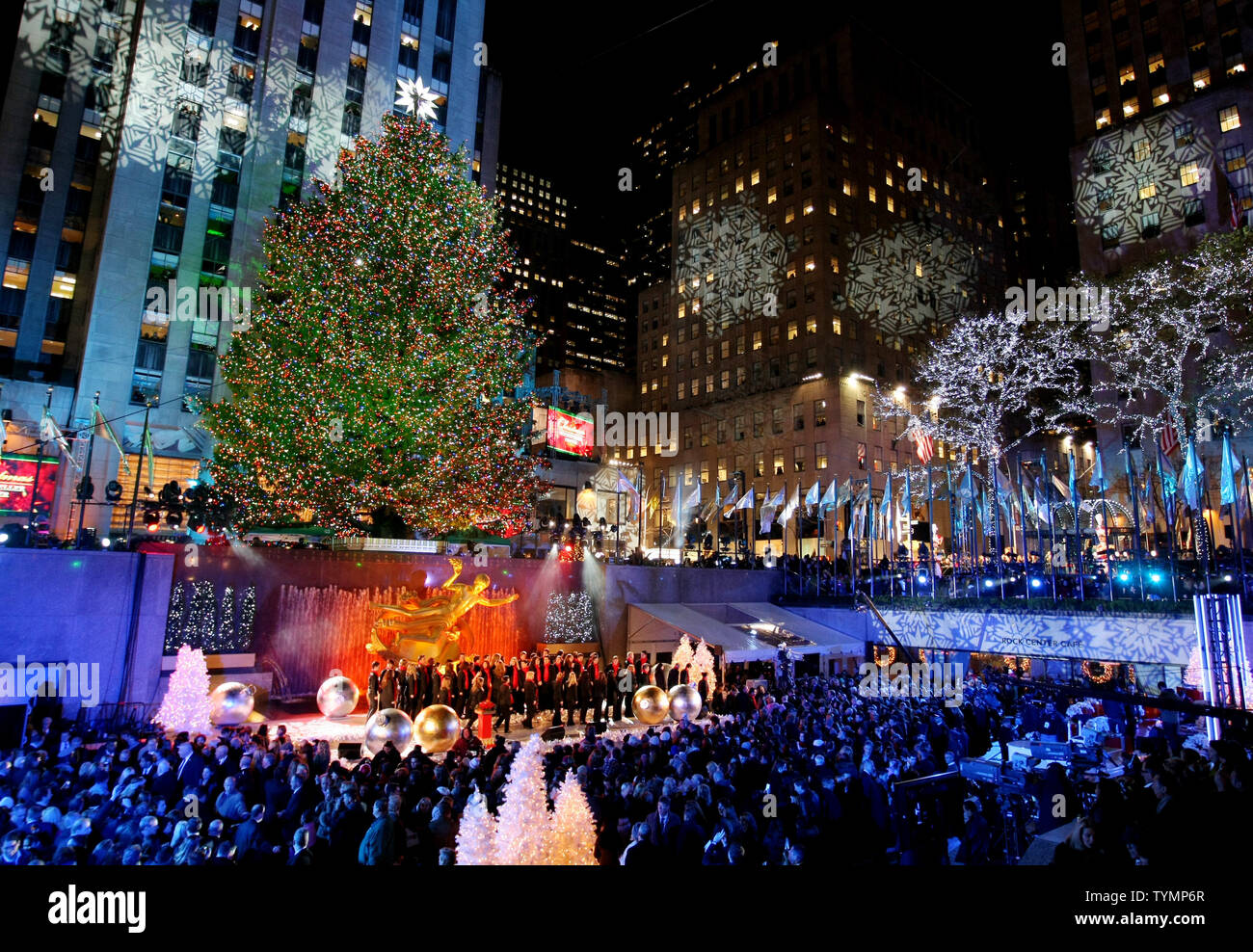 Il Rockefeller Center Christmas Tree è illuminata durante la cerimonia di illuminazione il 30 novembre 2011 in New York City. Il 74-piedi di altezza Abete rosso è adornata con oltre 45.000 le luci a LED e attirerà migliaia per tutta la stagione delle vacanze. UPI /Monika Graff. Foto Stock