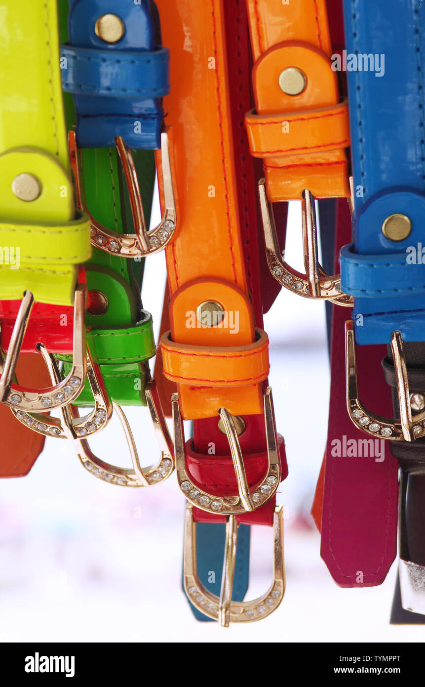 Colorati assortiti cinture in pelle con fibbie in argento appeso per la vendita Foto Stock