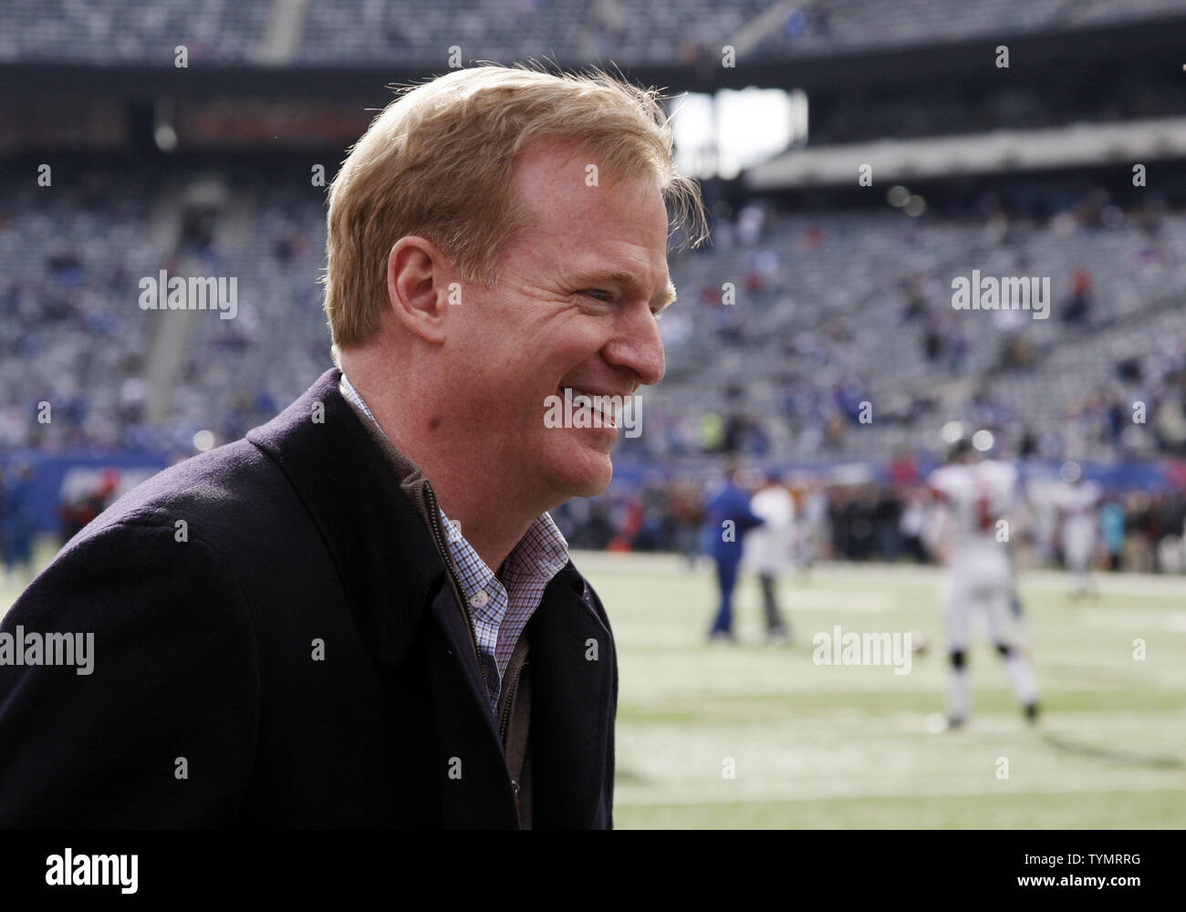 Signor Commissario NFL Roger Goodell sorge sul campo prima di New York Giants riprodurre i falchi di Atlanta nella NFC Wild Card Game al MetLife Stadium di East Rutherford, New Jersey il 8 gennaio 2012. UPI /John Angelillo Foto Stock