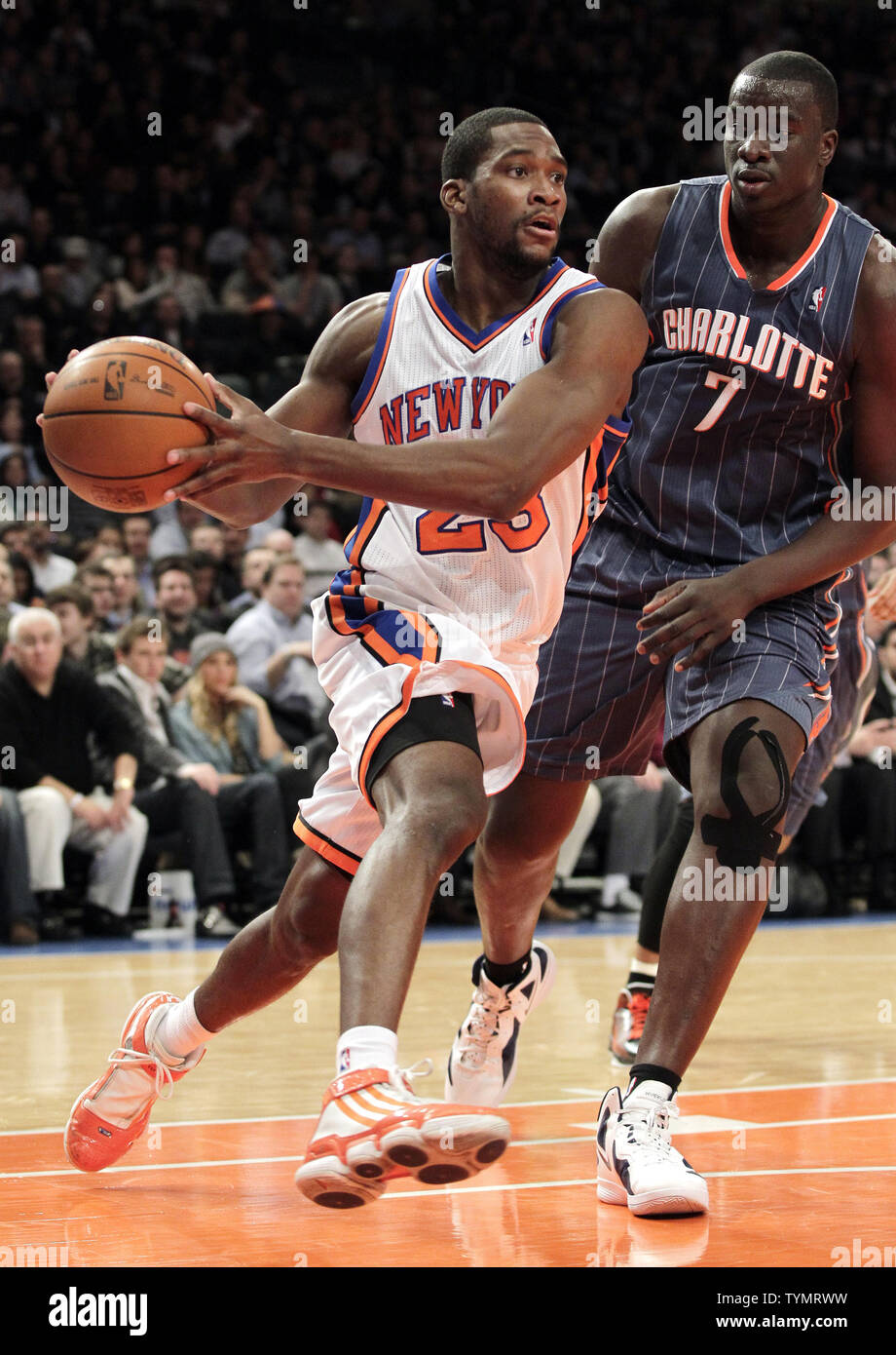 New York Knicks Toney Douglass rigidi per il cestello da Charlotte Bobcats DeSagana Diop nella seconda metà al Madison Square Garden di New York City il 9 gennaio 2012. Il Knicks ha sconfitto i bobcats 91-87. UPI/John Angelillo Foto Stock