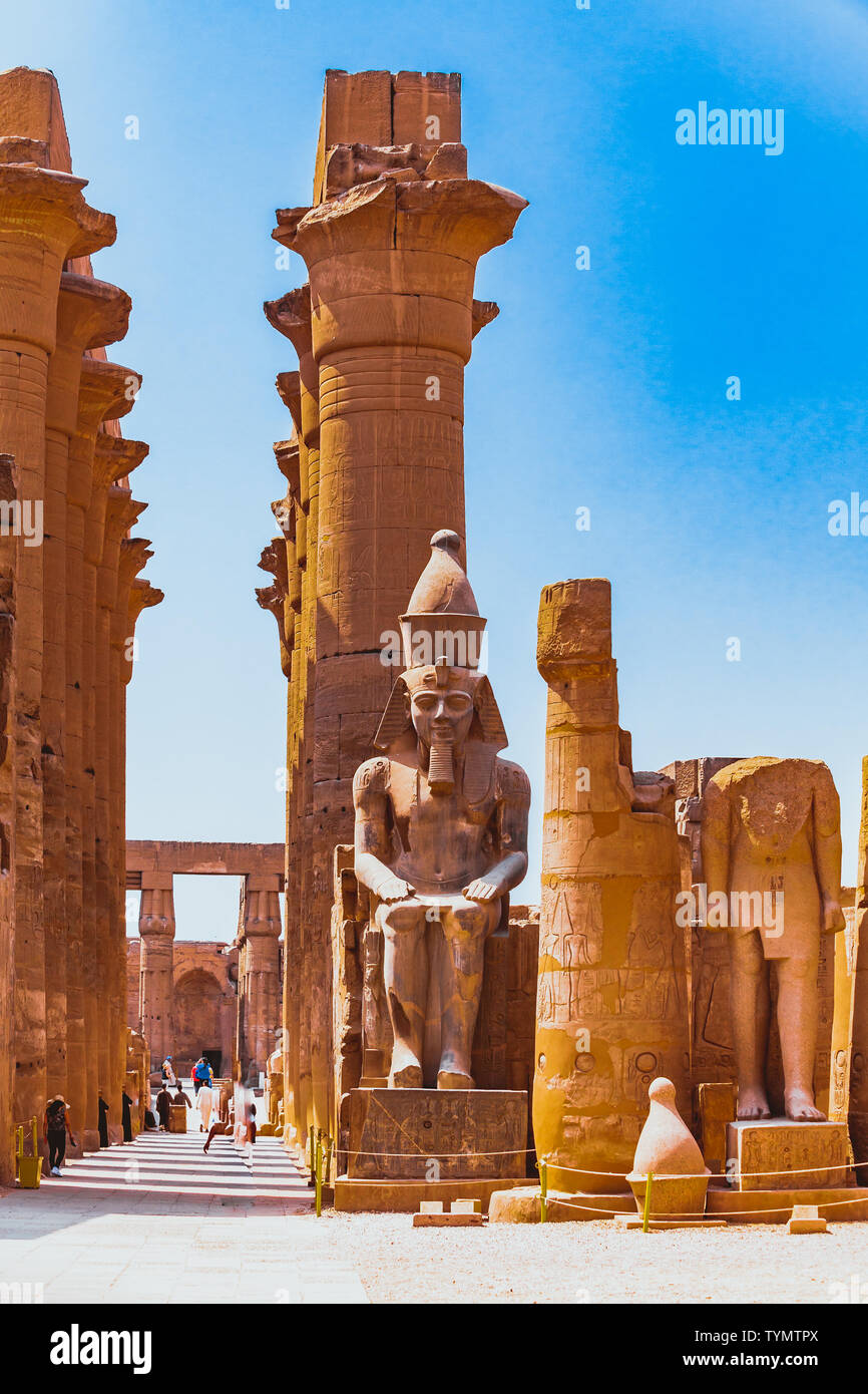 Le statue e le colonne all'interno del tempio di Luxor in Egitto Foto Stock