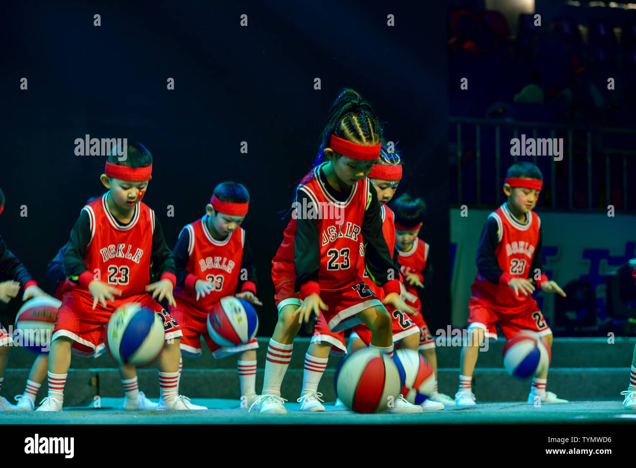 La mattina del 11 gennaio 2019, in Jixi, Heilongjiang, all'Mishan Centro Sportivo, kindergarten bambini e studenti della scuola primaria che non hanno ancora inserito la pausa invernale registrati i bambini Festival di Primavera di Gala per accogliere il nuovo anno cinese. I bambini di talento e di felicità inviato le migliori benedizioni per il nuovo anno cinese. Foto Stock