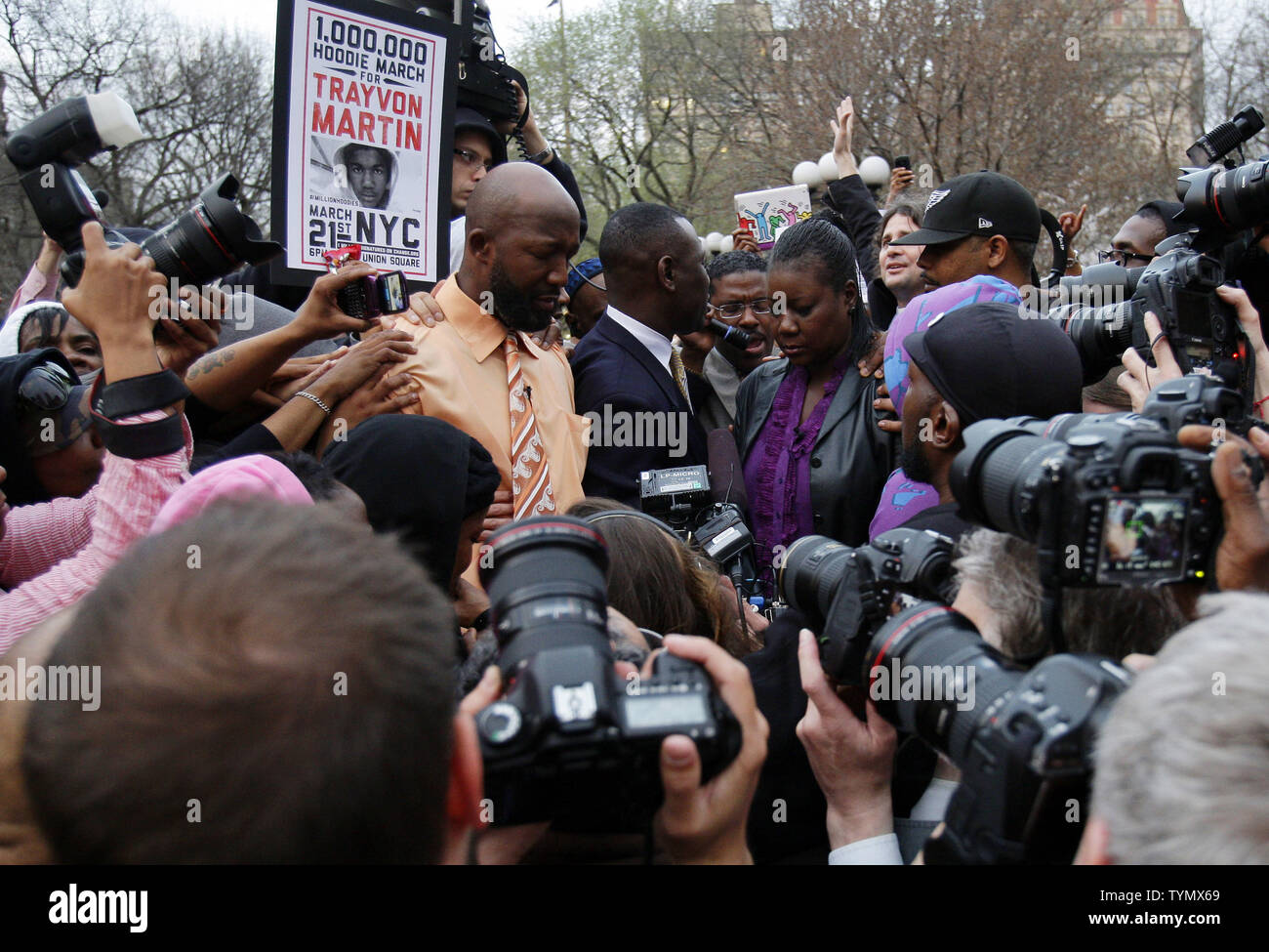 Manifestanti tenere segni come Tracy Martin e Sybrina Fulton, i genitori del ragazzo ucciso Trayvon Martin, pregare presso la felpa con cappuccio milioni di marzo in Union Square a New York City il 21 marzo 2012. UPI/John Angelillo Foto Stock