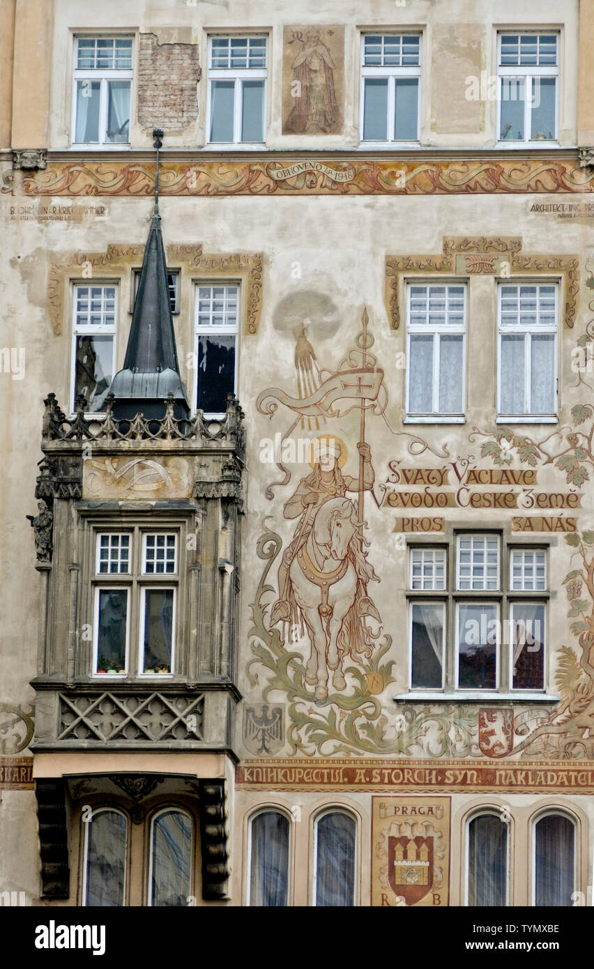 Piazza della Città Vecchia di Praga: Facciata e affreschi della Casa della Storch, Repubblica Ceca Foto Stock