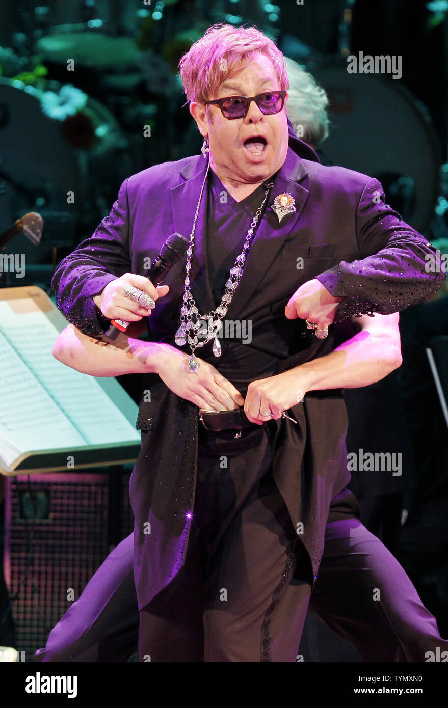 Elton John canta 'Diamonds sono ragazze migliore amico" presso la Revlon Concerto per il fondo della Foresta Pluviale presso la Carnegie Hall di New York City il 3 aprile 2012. UPI/John Angelillo Foto Stock