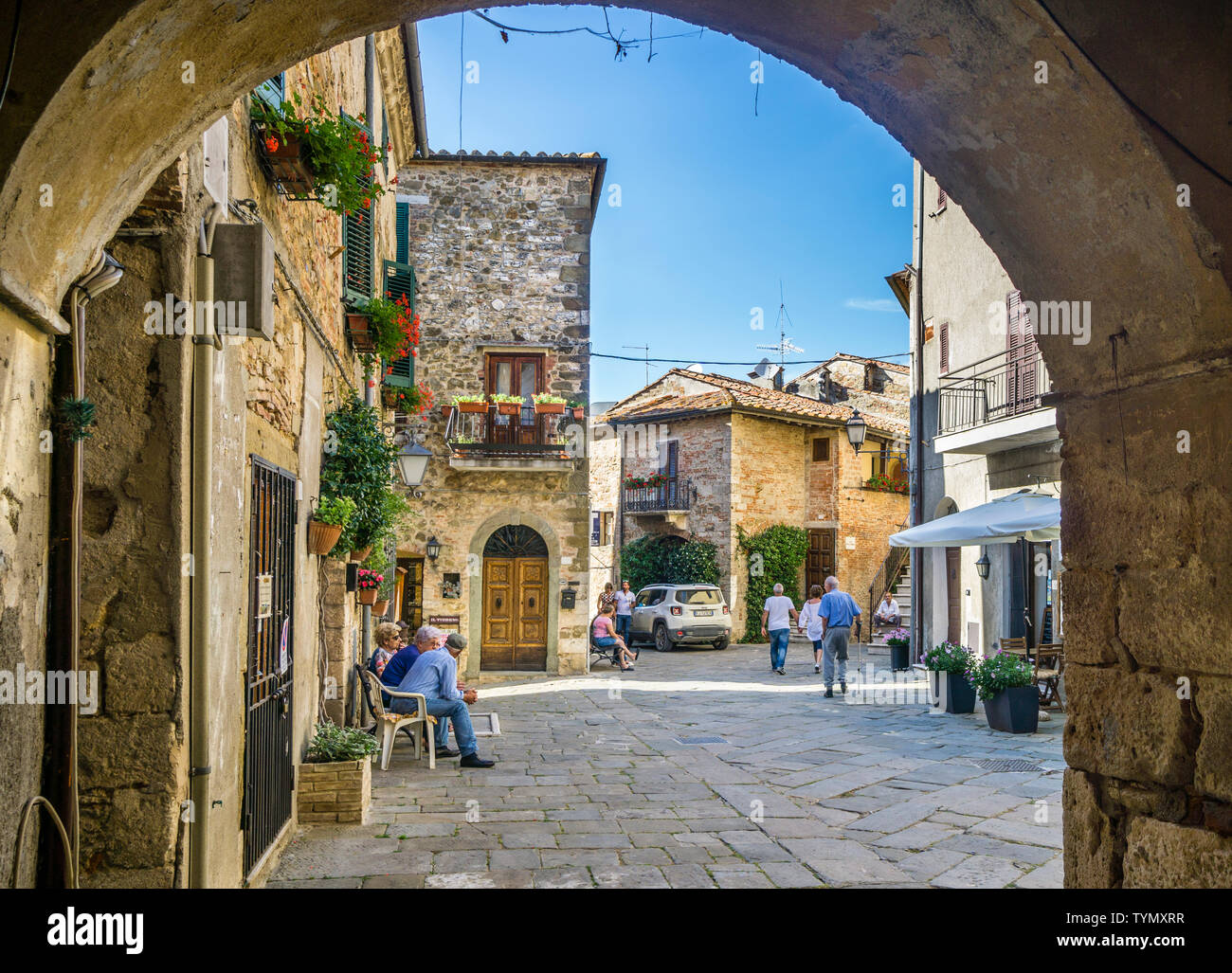 Città idilliaca piazza presso la medievale cittadina collinare di Montemerano, Toscana, Italia Foto Stock