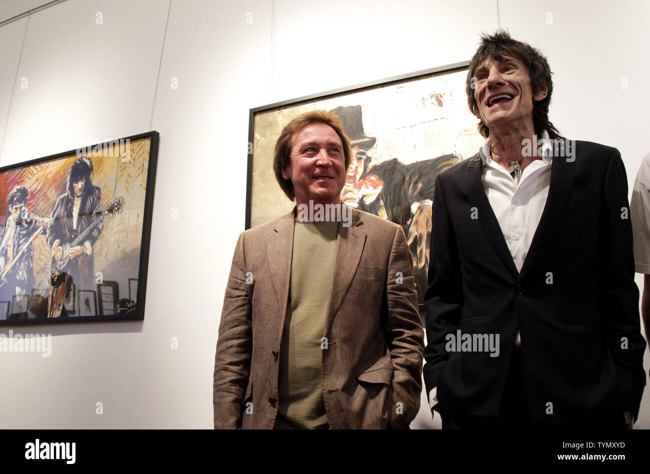 Rolling Stones chitarrista Ron Ronnie Wood e facce batterista Kenny Jones arriva a una conferenza stampa presso l'apertura di una mostra di Ronnie Wood artwork, 'Volti, tempi e luoghi' a New York City il 9 aprile 2012. UPI/John Angelillo Foto Stock