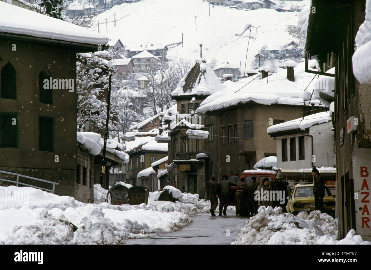 28th marzo 1993 durante l'assedio di Sarajevo: Un gruppo di soldati bosniaci ARBiH spingono un furgone scomposto lungo Milosa Obilic, (appena fuori dalla piazza di Bascarsija). Foto Stock