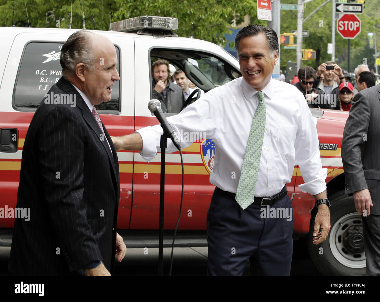 Stati Uniti Candidato presidenziale repubblicano regolatore Mitt Romney e ex sindaco Rudy Giuliani di parlare con i media in corrispondenza del motore 24 Scala 5 Firehouse nella città di New York il 1 maggio 2012. UPI/John Angelillo Foto Stock