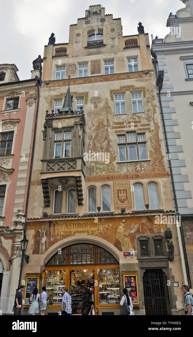 Piazza della Città Vecchia di Praga: Casa di Storch. Repubblica Ceca Foto Stock