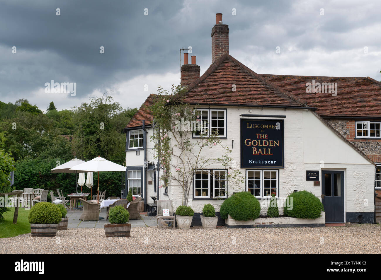 La palla dorata pub di campagna nel villaggio di Assendon inferiore, Henley-on-Thames, Oxfordshire, Inghilterra Foto Stock