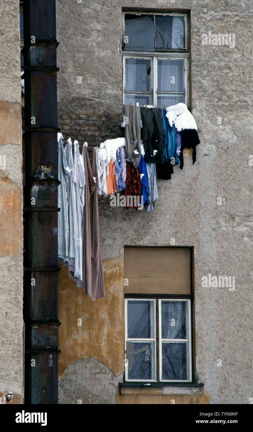 Il 28 marzo 1993 durante l'assedio di Sarajevo: coperta di neve Servizio lavanderia pende da una linea, in alto su un casamento blocco nella città vecchia. Foto Stock