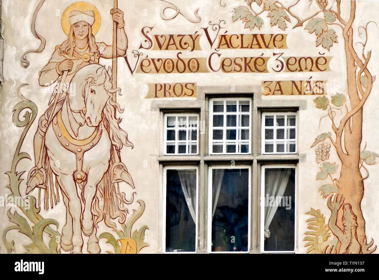 Piazza della Città Vecchia di Praga: Facciata e affreschi della Casa della Storch, Repubblica Ceca Foto Stock