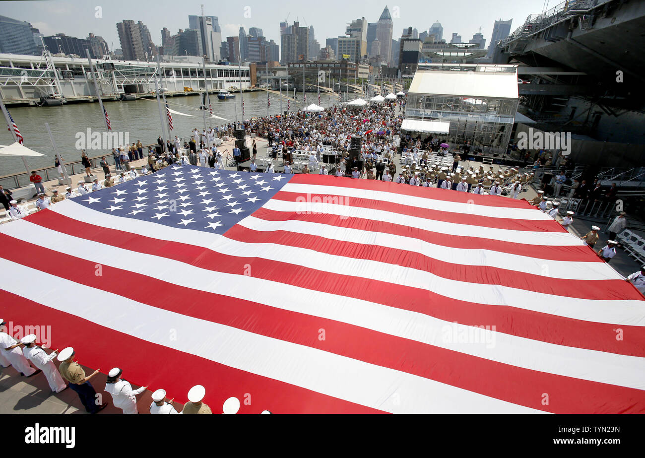 American Servizio militare dei membri e i veterani di tenere un 100 piede largo U.S. Contrassegno per il Memorial Day cerimonie alla Intrepid Sea Air & Space Museum di New York City il 28 maggio 2012. UPI/John Angelillo Foto Stock