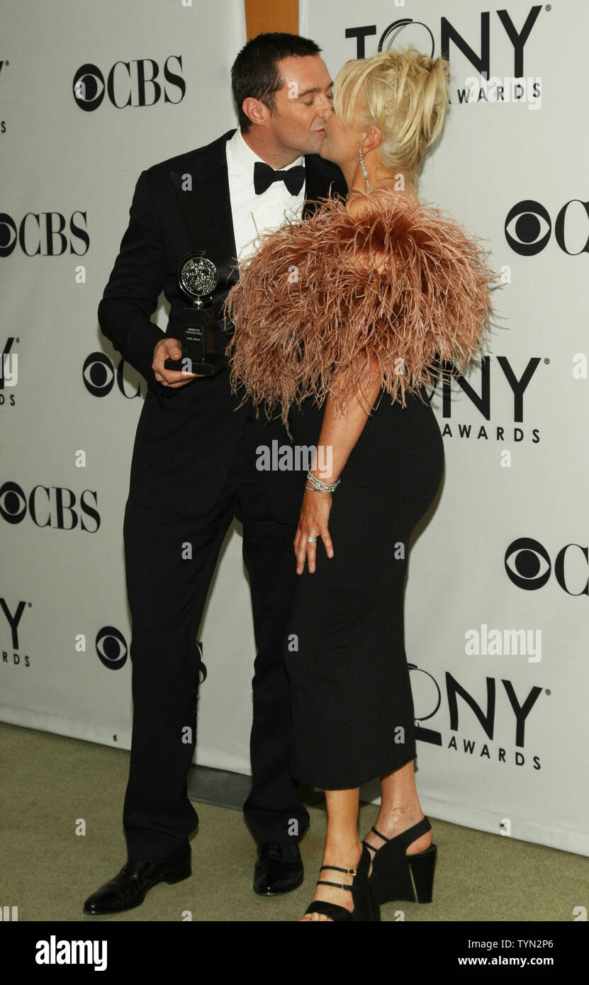 Hugh Jackman pone per fotografi dopo aver vinto lo speciale premio Tony per gli attori del patrimonio netto Associazione durante la 66annuale di Tony Awards tenutosi presso il Teatro di faro rotante su Giugno 10, 2012 a New York City. UPI/Monika Graff Foto Stock