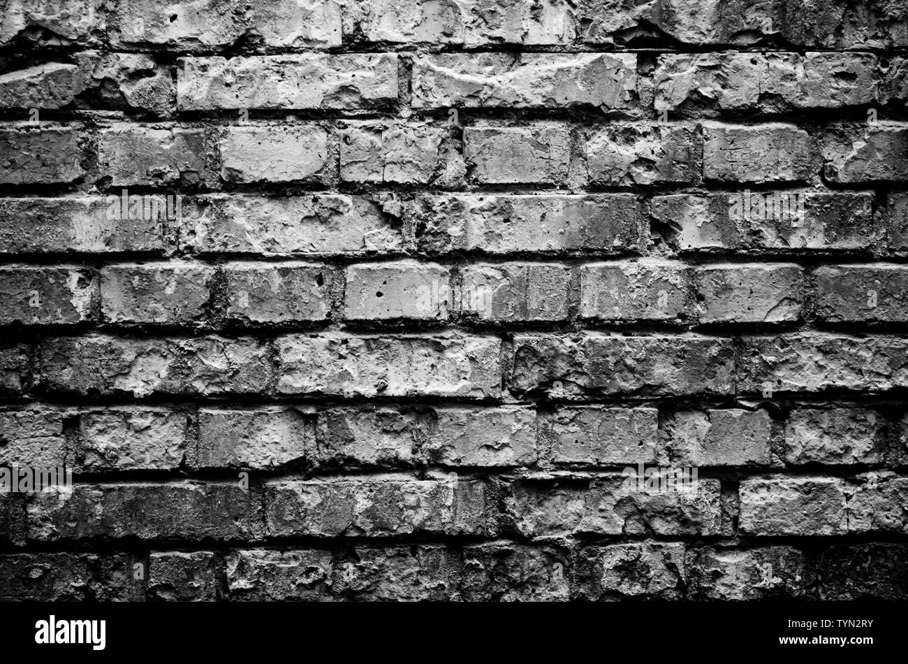 Il vecchio muro di mattoni in background. Sfondo nero Foto Stock