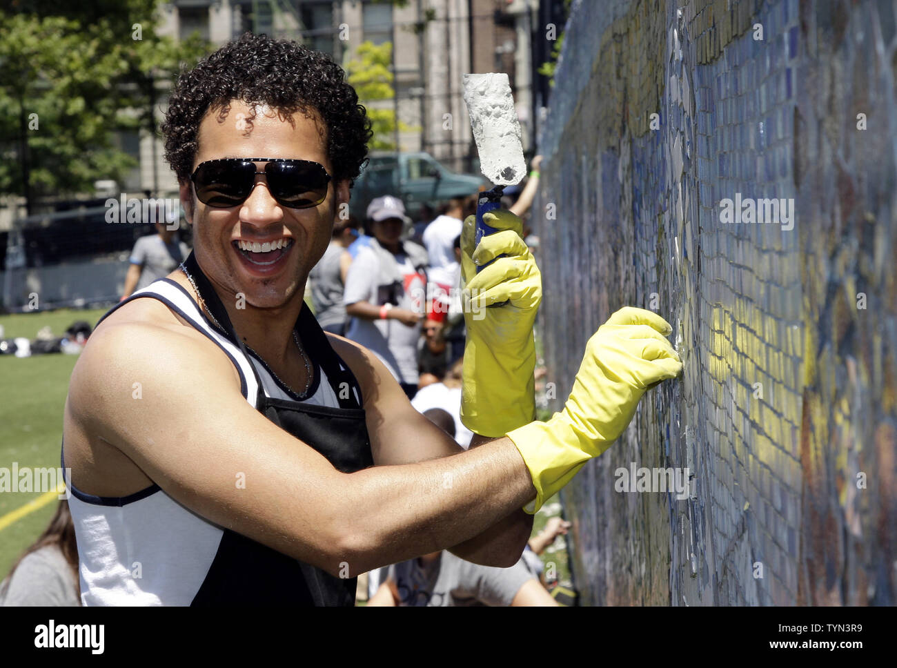 Corbin Bleu aiuta a ripristinare un mosaico a parete il Jacob H. Schiff Parco giochi come parte della 'Bing estate facendo,' e per contrassegnare l'inizio di DoSomething.org's nella città di New York il 10 luglio 2012. UPI/John Angelillo Foto Stock