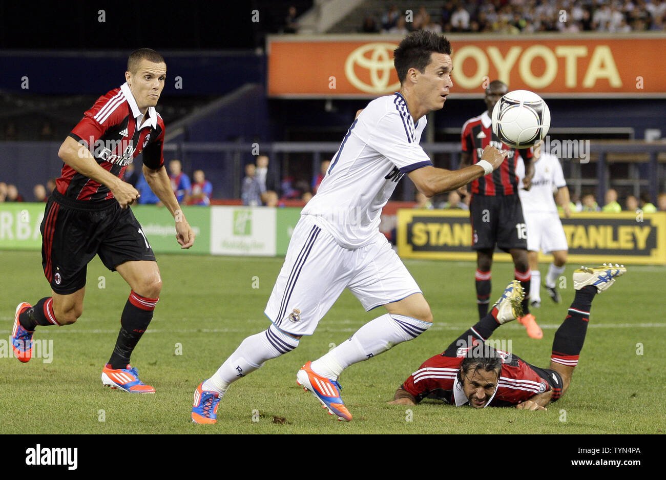 Real Madrid Jose Maria Callejon segna un punto nella seconda metà CONTRO C.A. Milano al Mondo Herbalife Partita di calcio Challenge 2012 allo Yankee Stadium di New York City il 8 agosto 2012. Real Madrid sconfitto A.C. Milano 5-1. UPI/John Angelillo Foto Stock