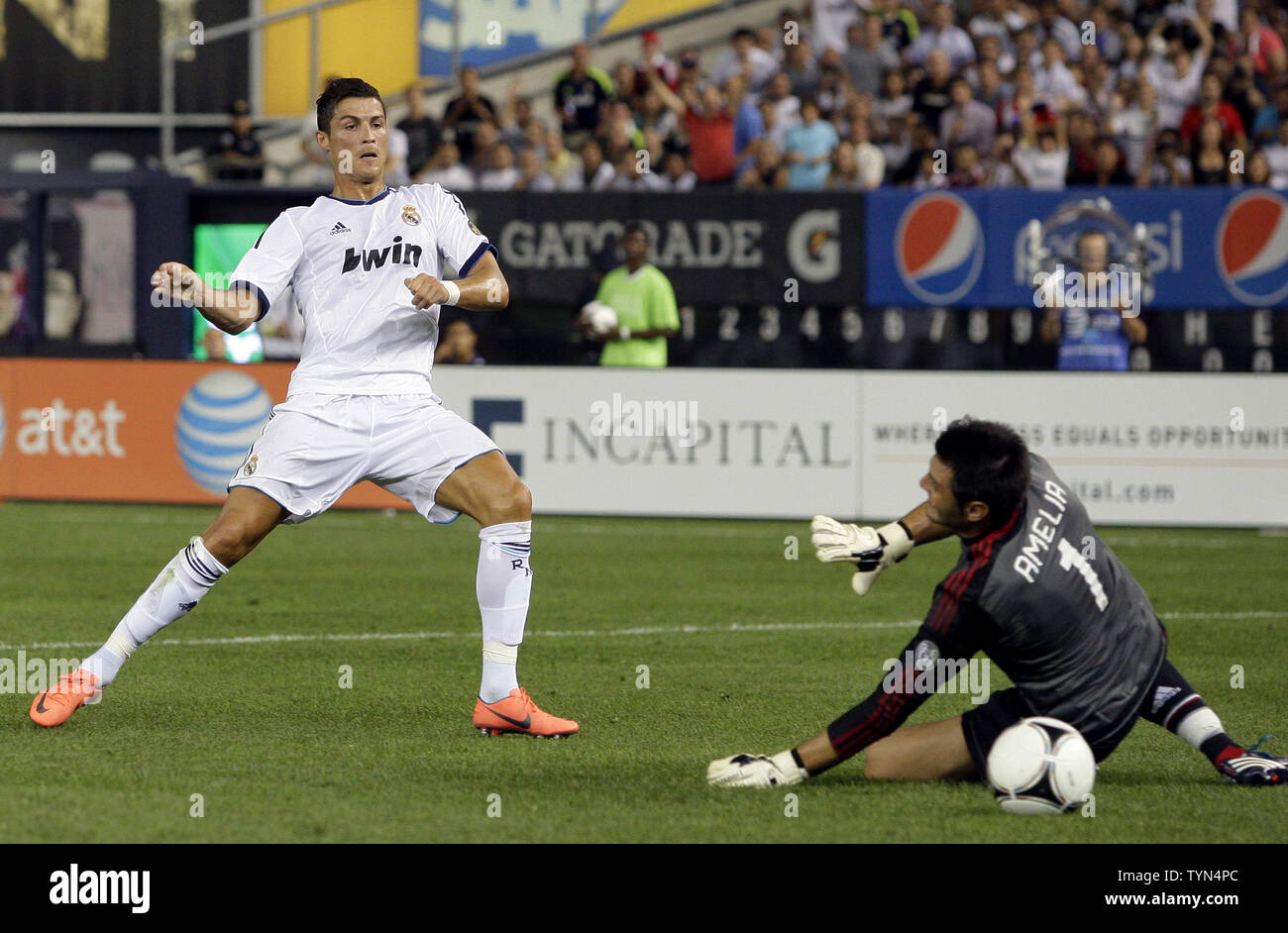 Real Madrid Cristiano Ronaldo ottenere la palla da A.C. Milano goalie Christian Abbiati per il raggiungimento di un obiettivo nella seconda metà a un mondo Herbalife Partita di calcio Challenge 2012 allo Yankee Stadium di New York City il 8 agosto 2012. Real Madrid sconfitto A.C. Milano 5-1. UPI/John Angelillo Foto Stock