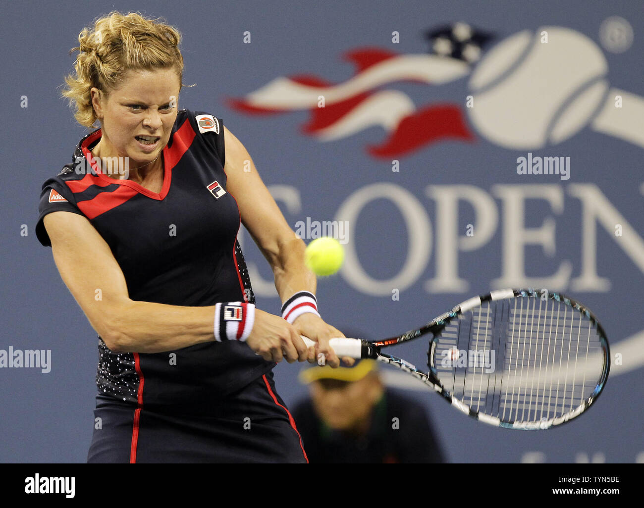 Kim Clijsters del Belgio colpisce un diretti a Victoria Duval per la seconda serie di il loro match di primo turno al 2012 U.S. Aprire i campionati di tennis in Arthur Ashe Stadium a Billie Jean King National Tennis Center a New York City il 27 agosto 2012. UPI/John Angelillo Foto Stock