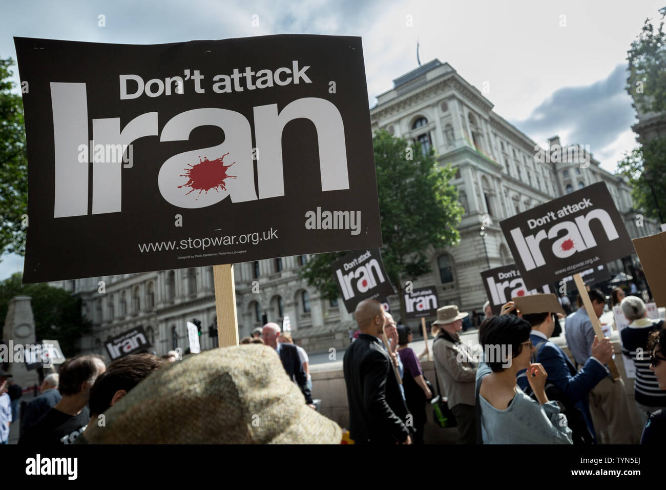 Londra, Regno Unito. Il 26 giugno 2019. Non attacco Iran anti-guerra di protesta di fronte a Downing Street. Oltre un centinaio di membri e sostenitori di fermare la guerra coalizione raccogliere in Whitehall per opporsi a qualsiasi minaccia di un intervento militare contro l'Iran come il leader iraniano Hassan Rouhani e il presidente statunitense Donald Trump trad insulti simile al 2017 scontri tra noi e la Corea del Nord mentre in aumento delle sanzioni. Fermare la guerra affermano i sostenitori di qualunque guerra con l'Iran avrebbe conseguenze incalcolabili, eventualmente maggiore della disastrosa guerra in Iraq nel 2003. Credito: Guy Corbishley/Alamy Live News Foto Stock