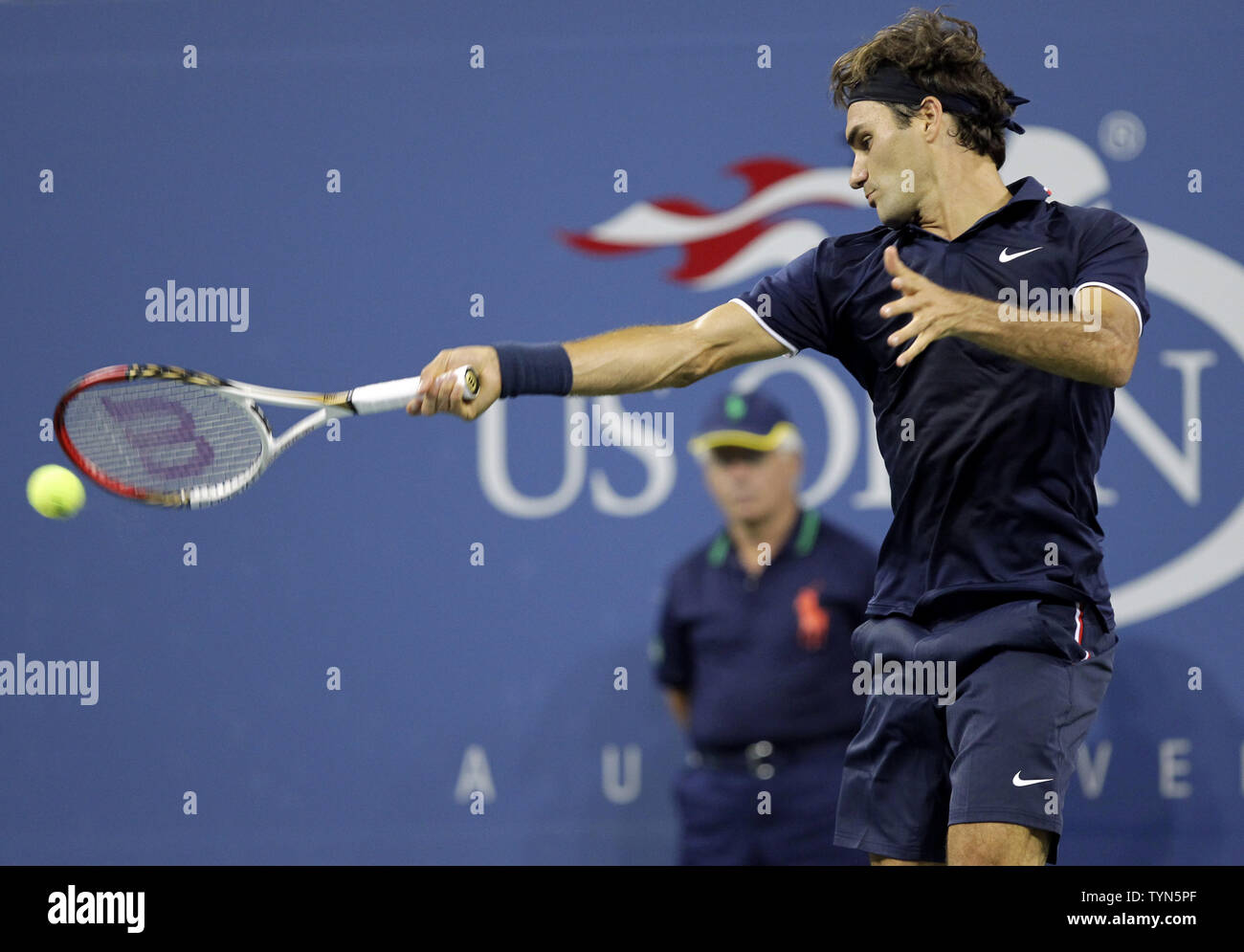 Roger Federer colpisce un diretti a Bjorn Phau di Germania nel loro secondo round in abbinamento al 2012 U.S. Aprire i campionati di tennis in Arthur Ashe Stadium a Billie Jean King National Tennis Center a New York City il 30 agosto 2012. UPI/John Angelillo Foto Stock