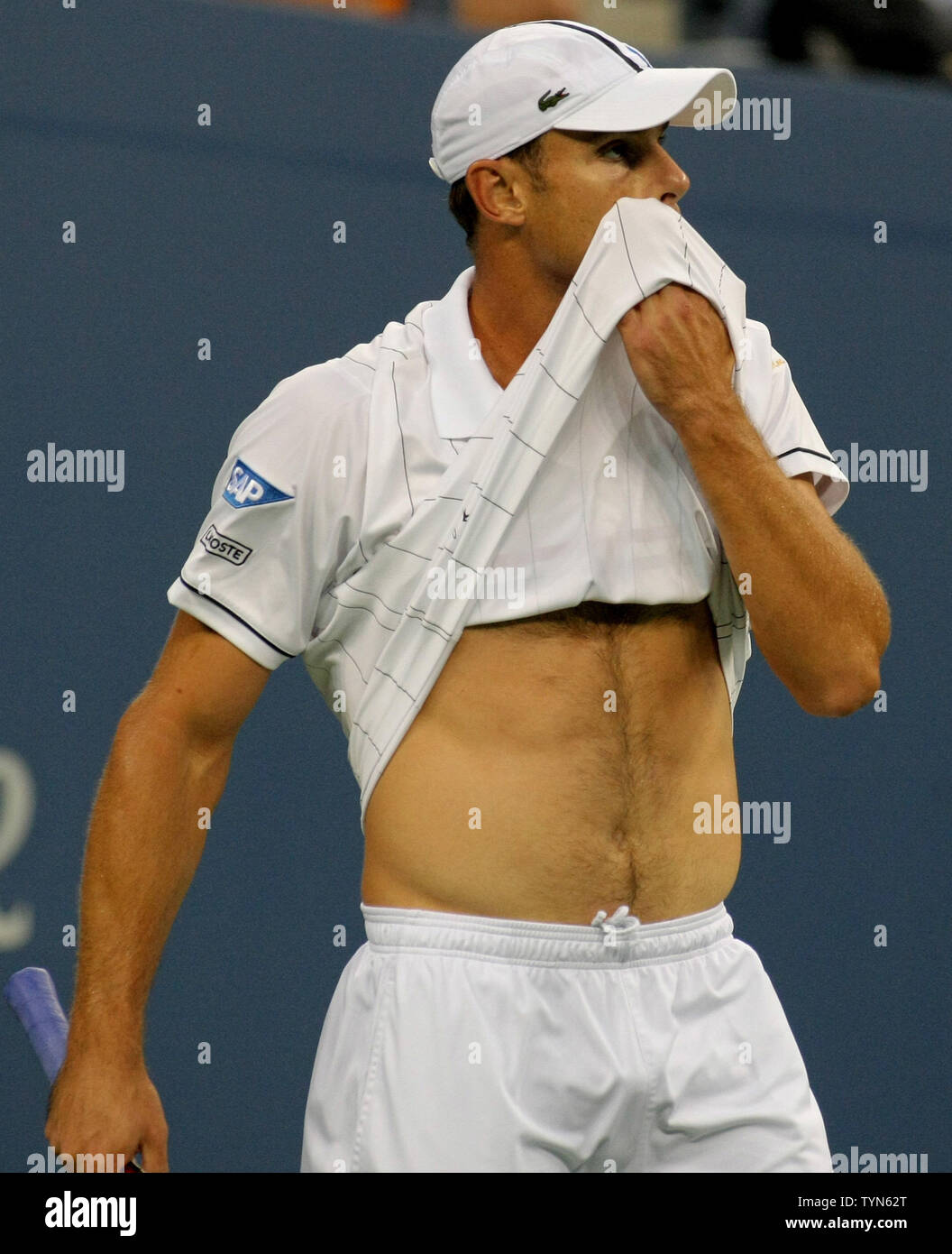 Andy Roddick, USA, asciuga il sudore dalla sua faccia come egli prende su Bernard Tomic, Australia, per la prima volta nel secondo tondo azione al 2012 U.S. Aprire tenuto presso il National Tennis Center su agosto 31, 2012 a New York. Roddick ha annunciato il giorno precedente che egli andrà in pensione dopo l'apertura. UPI foto/Monika Graff Foto Stock