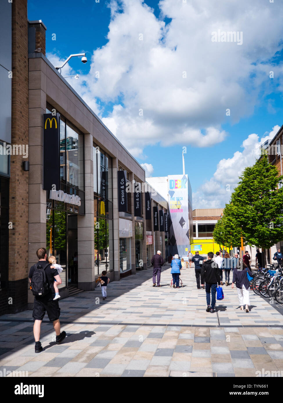 Il Deck di svago e shopping trimestre, lessico, Mall, Bracknell, Berkshire, Inghilterra, Regno Unito, GB. Foto Stock